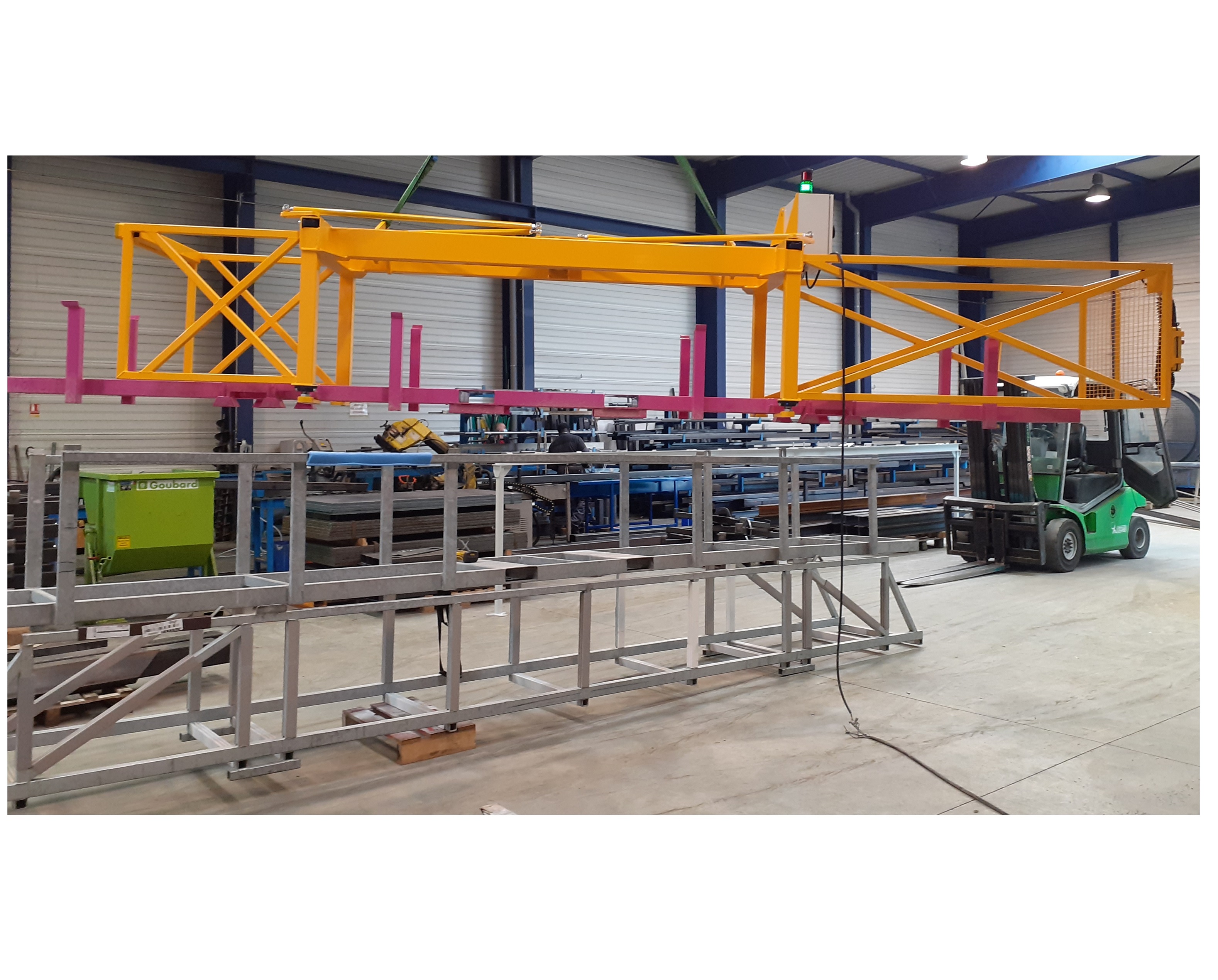 Manipulateur de racks ou cassettes empilés Serema